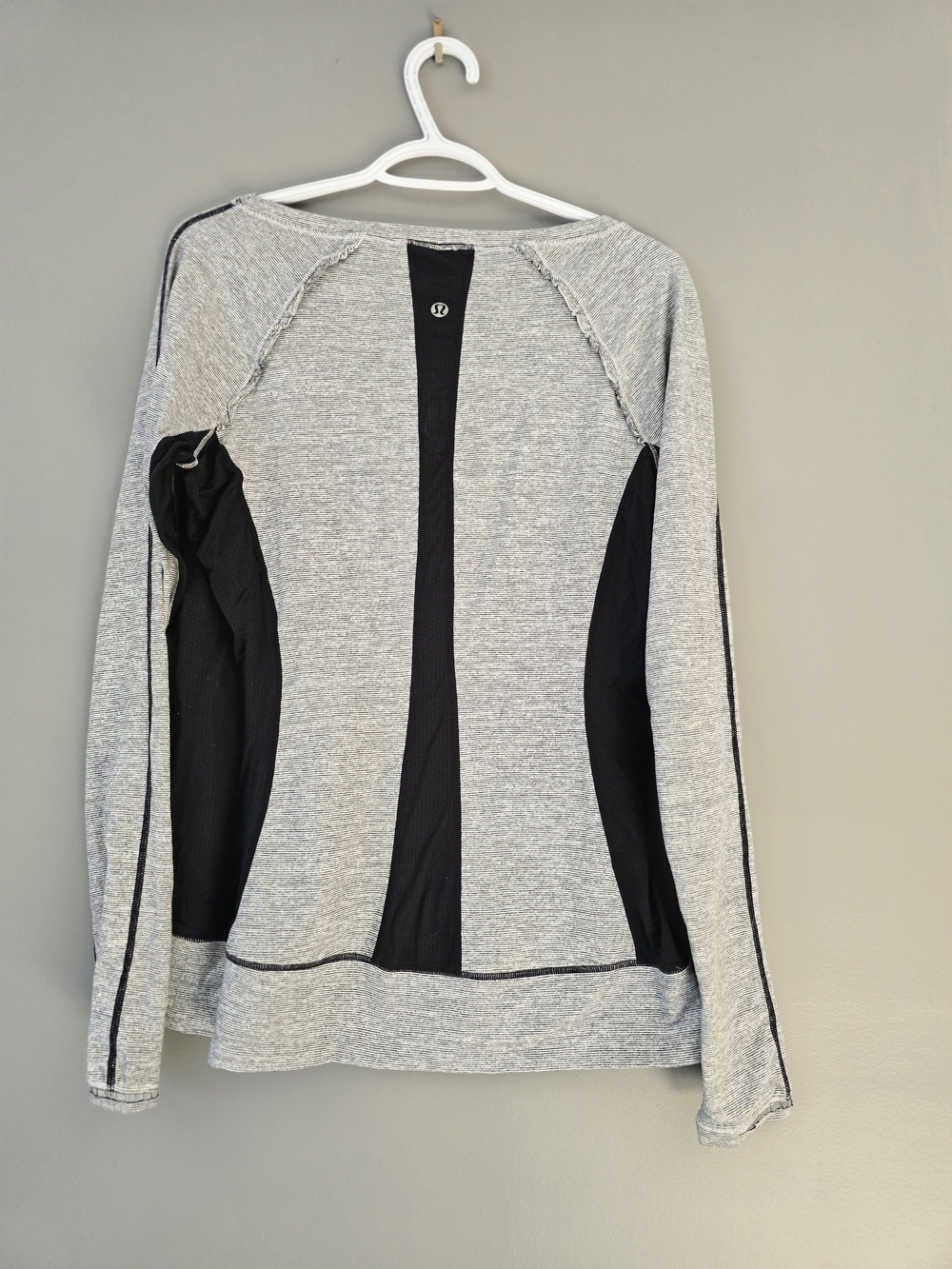 lululemon Gray Striped Full Tilt Long Sleeve Top. Rare Pattern. Size 10 - Picture 2 of 4